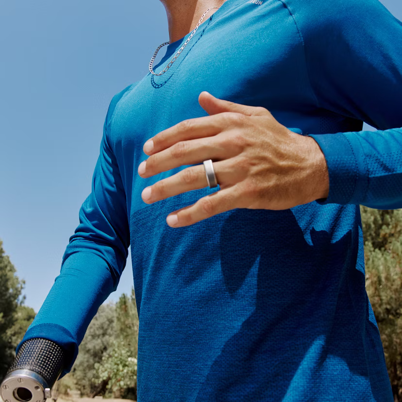 Mann trägt beim Joggen im Freien einen Oura Ring